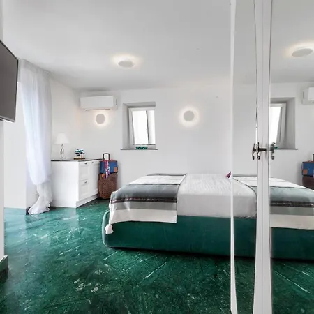 Estate4home - Jj * Capri